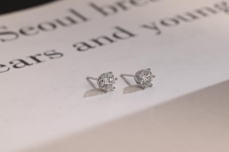 0.70 TCW Round Cut Moissanite Stud Earrings in Gold 8