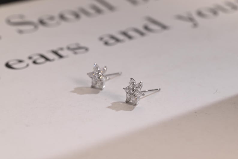 0.50 TCW Round & Pear Cut Moissanite Floral Stud Earrings in Gold 7