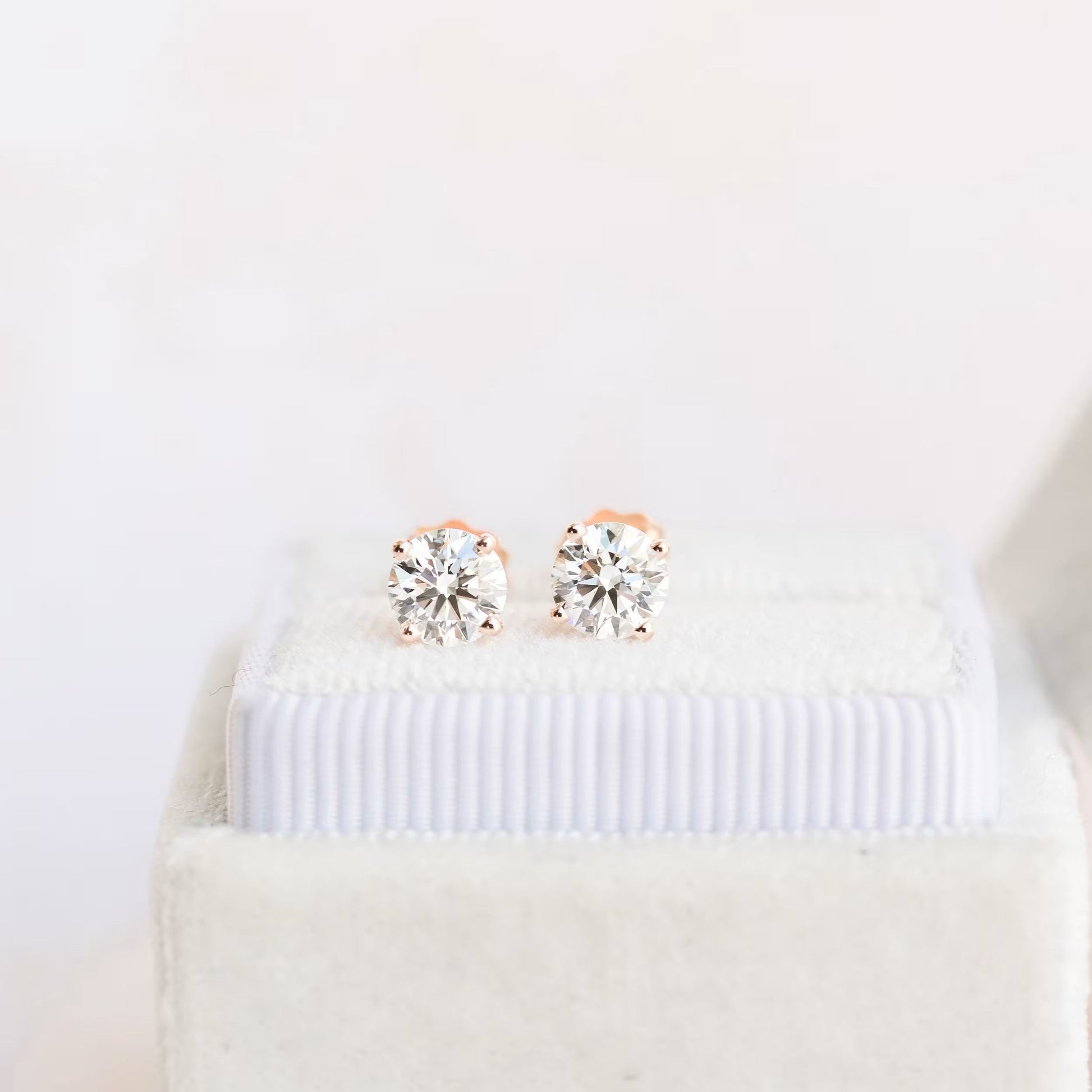 1.0 TCW Round Shape Moissanite Stud Earrings in Gold 1