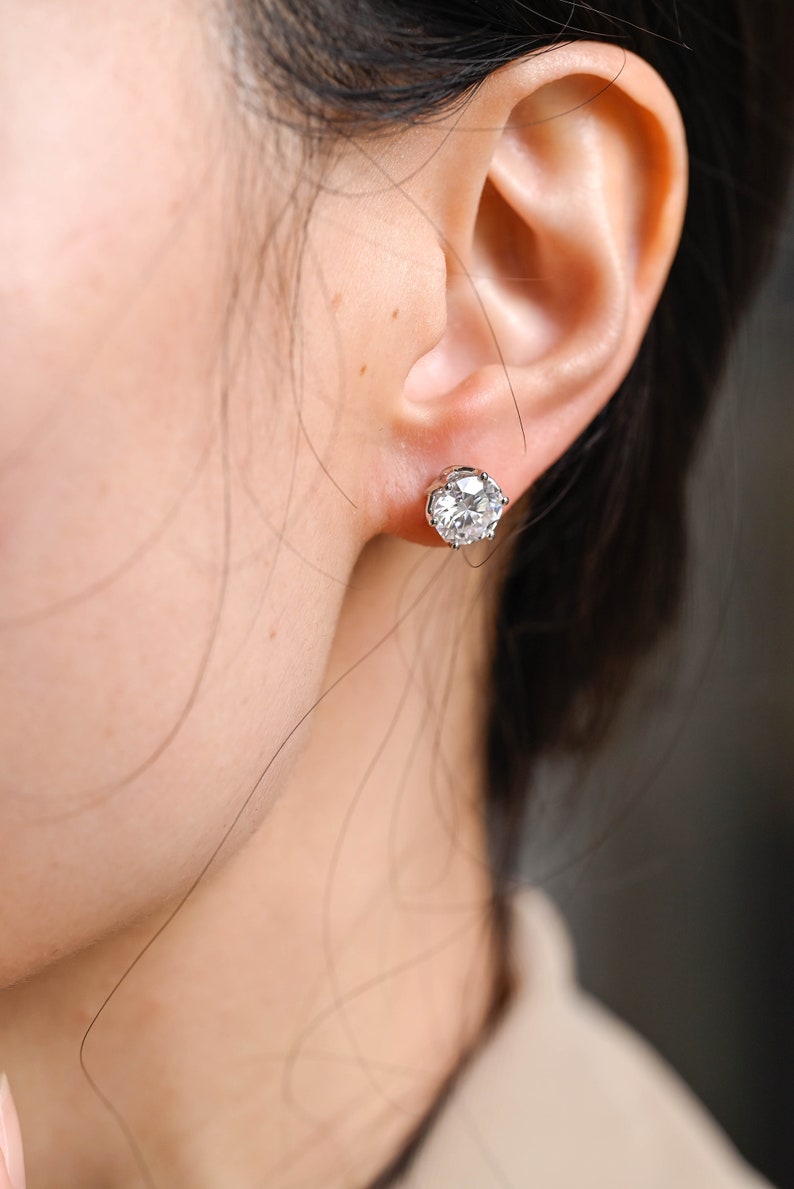 1.0 TCW Round Cut Moissanite Stud Earrings in Gold 2