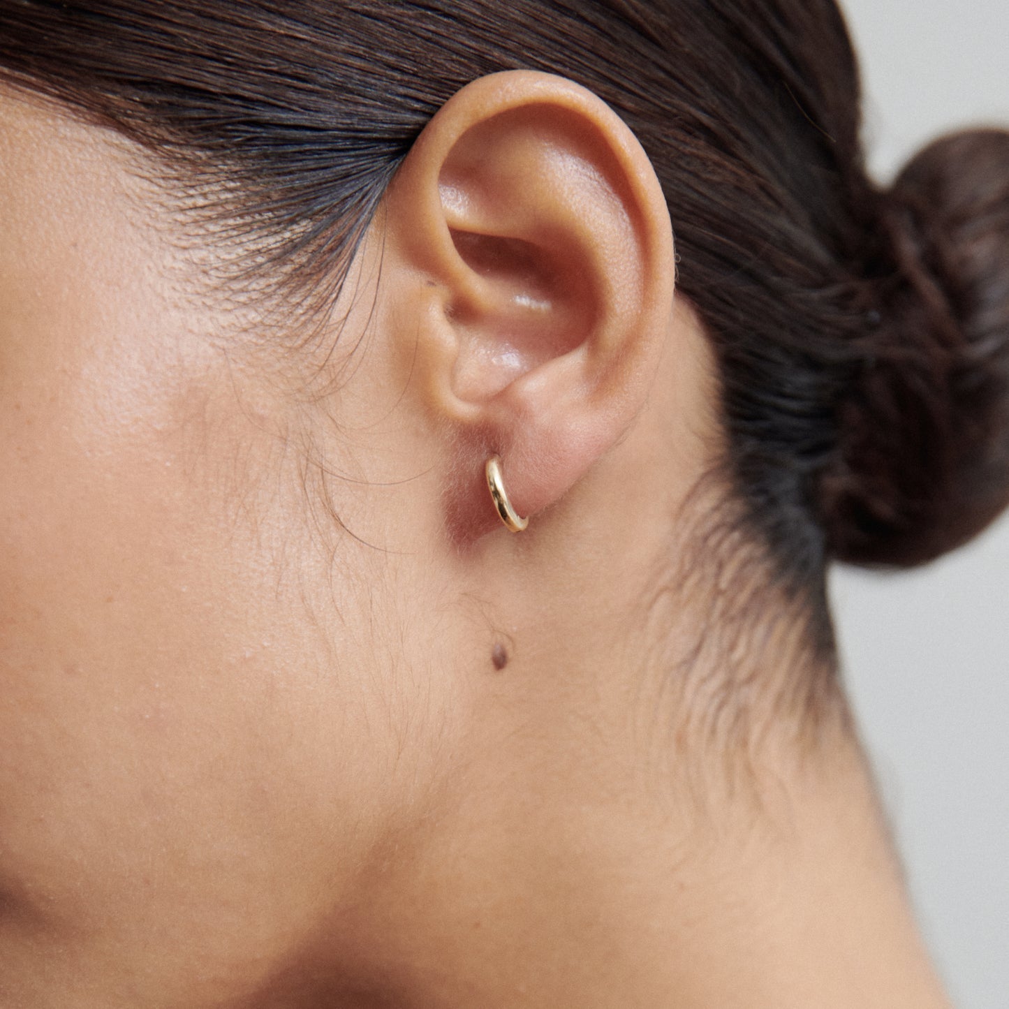 Small Huggies Earrings in Gold 5