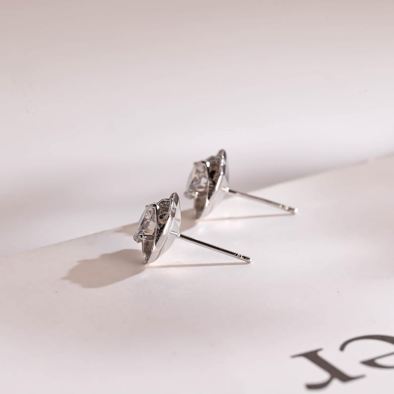 0.50 TCW Round Cut Moissanite Floral Halo Earrings in Gold 10