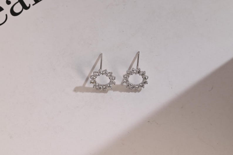 0.50 TCW Round Cut Moissanite Flower Shape Earrings in Gold 3