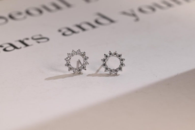 0.50 TCW Round Cut Moissanite Flower Shape Earrings in Gold 1