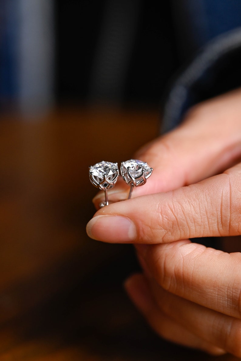 1.0 TCW Round Cut Moissanite Stud Earrings in Gold 4